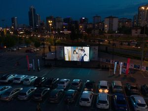 Warga Thailand Ramai-ramai Datangi Bioskop Drive-In Saat Pandemi Corona