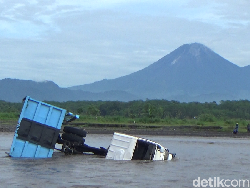 Dua Truk Penambang Pasir Terseret Banjir Lahar Hujan Gunung Semeru