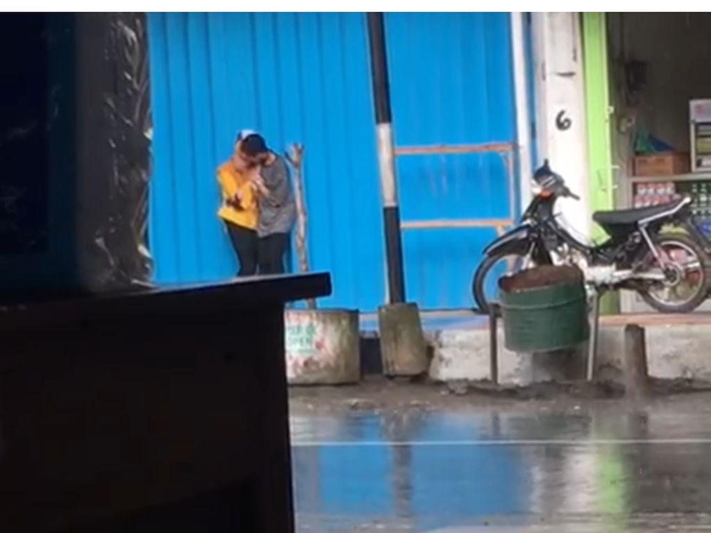 Polisi Telusuri Viralnya Video ABG Ciuman di Tempat Umum Banyuwangi Polisi Telusuri Viralnya Video ABG Ciuman di Tempat Umum Banyuwangi