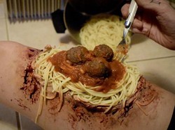 Artistik! Make-up Artist Ini Ciptakan Ilusi Makanan yang Seram pada Kulitnya