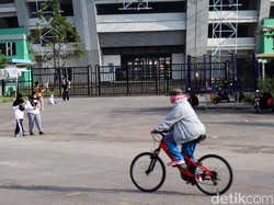 Ada juga beberapa penjual yang mencoba mengais rejeki di sela aktivitas warga yang berolahraga. (Foto: detikcom/Wisma Putra)