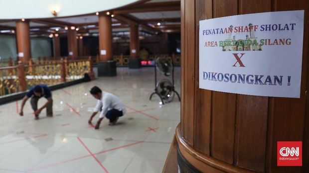 SALAT JUMAT DENGAN PROTOKOL KESEHATAN Petugas masjid menyiapkan batas fisik untuk warga yang akan melaksanakan Salat Jumat perdana setelah kurang lebih dua bulan tidak melaksanakannya di Masjid Agung Al-Barkah, Bekasi, Jawa Barat, Jumat, 29 Mei 2020. Ada sejumlah protokol kesehatan bagi jemaah yang hendak beribadah. CNNIndonesia/Safir Makki