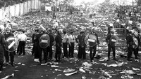 Dinding pembatas di sektor tersebut roboh karena tidak kuasa menahan beban dari orang-orang yang terus beruhasa merangsek dan melompati pagar. Ratusan orang tertimpa dinding yang berjatuhan. Akibat peristiwa ini sebanyak 39 orang meninggal dunia dan 600 lebih lainnya luka-luka.