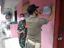 Rumah Kontrakan Warga yang Baru Pulang Mudik di Jagakarsa Ditempeli Stiker