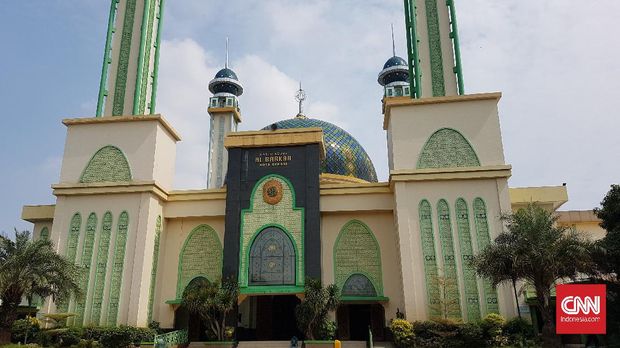 Masjid Agung Al-Barkah Kota Bekasi mulai mempersiapkan pelaksanaan Salat Jumat berjamaah, Jumat (29/5). Kapasitas masjid yang dapat menampung sekitar 2.000 jamaah, untuk kali ini hanya 500 jamaah karena penerapan protokol kesehatan selama wabah virus corona.