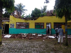 Rapuh, Atap Ruang Guru SDN Klompangan di Jember Ambruk