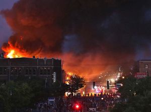 Pembunuhan Pria Kulit Hitam Berujung Rusuh di Minneapolis