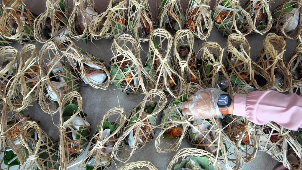 Kurangi Limbah Plastik, Bongsang Jadi Alternatif Bungkus Makanan