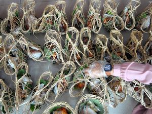 Kurangi Limbah Plastik, Bongsang Jadi Alternatif Bungkus Makanan