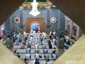 Mulai Relaksasi, Masjid di Cirebon Gelar Salat Jumat Berjamaah