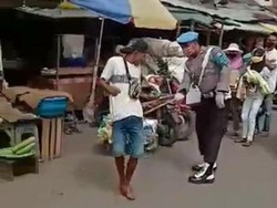 Polisi yang Viral Pecut Warga Tak Bermasker Ditahan Propam Polda Maluku