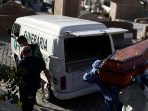 Brasil Catat 26.000 Kasus Corona Sehari, Ratusan Penumpang Telantar di Bandara