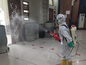 Video Masjid di Bekasi Disemprot Disinfektan Usai Dipakai Salat Jumat