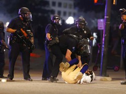 Amuk Massa Atas Kematian George Floyd, Trump Izinkan Aparat Tembak Penjarah