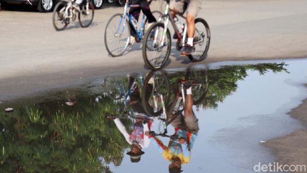 Warga Manfaatkan Kawasan Stadion GBLA untuk Berolahraga