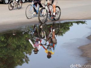 Warga Manfaatkan Kawasan Stadion GBLA untuk Berolahraga