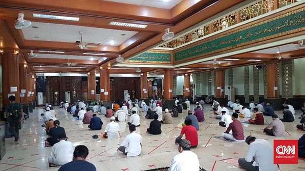 Warga mulai memadati Masjid Agung Al-Barkah, Kora Bekasi, Jawa Barat, Jumat (29/5). Mereka mengikuti salat Jumat berjamaah perdana setelah beberapa bulan melakukan pembatasan kegiatan keagamaan di rumah ibadah. Warga yang mengikuti salat Jumat berjamaah tetap mengikuti protokol kesehatan dengan menjaga jarak saf selama salat, mereka juga tampak menggunakan masker.