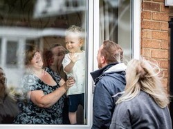 Foto Perawat dan Anaknya Lepas Rindu Hanya Lewat Jendela Ini Bikin Terenyuh