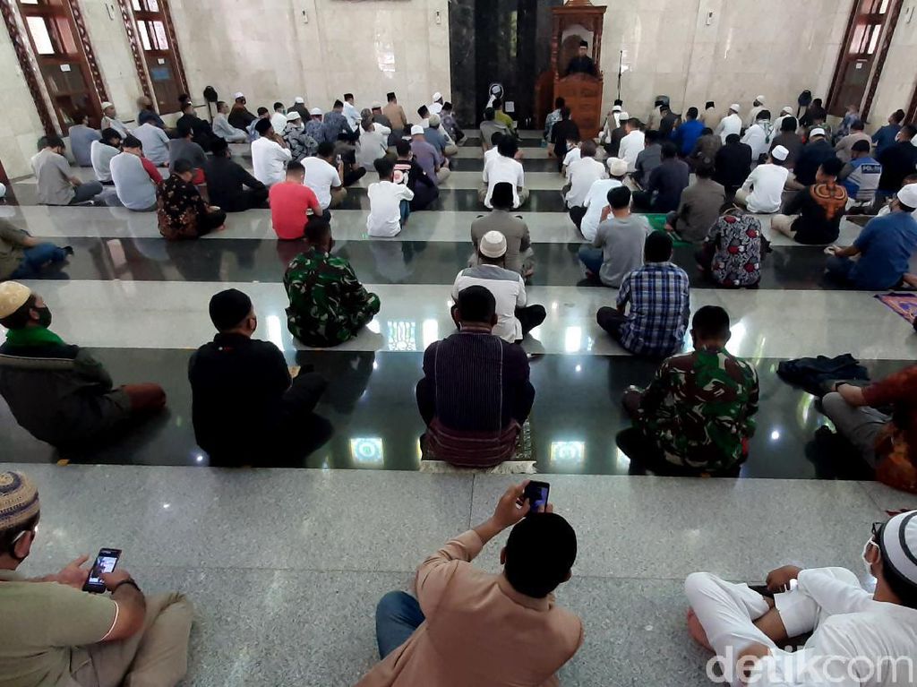 Salat Jumat 2 Gelombang, Persis Jabar: Boleh Kalau Sangat Darurat Salat Jumat 2 Gelombang, Persis Jabar: Boleh Kalau Sangat Darurat