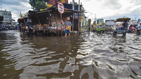 Banjir Rendam Pasar Kebon Roek Mataram