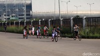 Dari pantauan detikSport, Jumat (29/5/2020), ada banyak warga yang gowes di sekitar stadion. (Foto: detikcom/Wisma Putra)