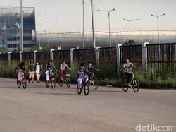 Dari pantauan detikSport, Jumat (29/5/2020), ada banyak warga yang gowes di sekitar stadion. (Foto: detikcom/Wisma Putra)