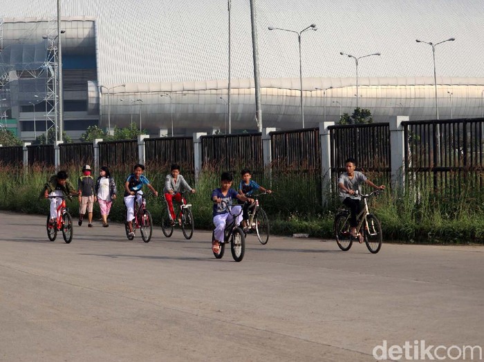 Sejumlah warga beraktivitas di kawasan Stadion Gelora Bandung Lautan Api (GBLA), Kota Bandung, Jawa Barat. Mereka mengisi pagi hari dengan berolahraga.