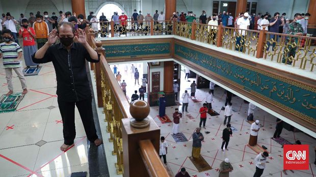 SALAT JUMAT DENGAN PROTOKOL KESEHATAN Warga melaksanakan Salat Jumat perdana setelah kurang lebih dua bulan tidak melaksanakannya di Masjid Agung Al-Barkah, Bekasi, Jawa Barat, Jumat, 29 Mei 2020. Ada sejumlah protokol kesehatan bagi jemaah yang hendak beribadah. CNNIndonesia/Safir Makki