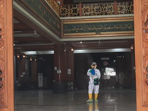 Usai Gelar Salat Jumat, Masjid Al Barkah Bekasi Disemprot Disinfektan