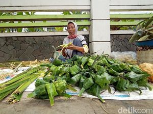 Beli Janur untuk Bikin Ketupat? Ini Dia Tipsnya Agar Tetap Higienis