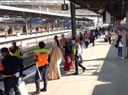 Penumpang di Stasiun Tanah Abang Tetap Pakai Masker-Jaga Jarak