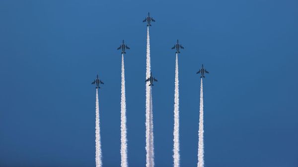Manuver Akrobatik Jet Tempur Jepang untuk Para Tenaga Medis