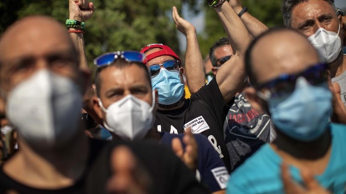 Nissan workers gather during a protest in Barcelona, Spain, Thursday, May 28, 2020. Japanese carmaker Nissan Motor Co. has decided to close its manufacturing plans in the northeastern Catalonia region, resulting in the loss of some 3,000 direct jobs. (AP Photo/Emilio Morenatti)