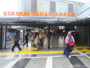 Viral Stasiun Tanah Abang Penuh Sesak Penumpang, Sekat Sampai Rusak