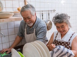 Cara Sederhana agar Para Lansia Tetap Bugar Saat #DiRumahAja