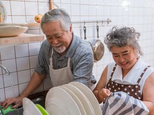 Cara Sederhana agar Para Lansia Tetap Bugar Saat #DiRumahAja Cara Sederhana agar Para Lansia Tetap Bugar Saat #DiRumahAja