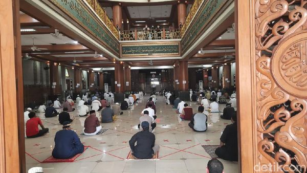 Suasana Salat Jumat di Masjid Agung Al Barkah Bekasi, Pakai Protokol COVID