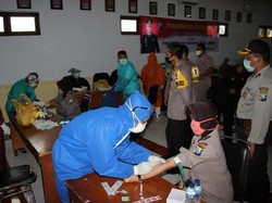 Jelang New Normal, Ratusan Polisi di Jember Jalani Rapid Test