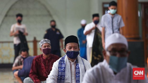 SALAT JUMAT DENGAN PROTOKOL KESEHATAN Warga melaksanakan Salat Jumat perdana setelah kurang lebih dua bulan tidak melaksanakannya di Masjid Agung Al-Barkah, Bekasi, Jawa Barat, Jumat, 29 Mei 2020. Ada sejumlah protokol kesehatan bagi jemaah yang hendak beribadah. CNNIndonesia/Safir Makki