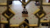 Potret Salat Jumat dengan Jaga Jarak di Masjid Agung Al Barkah