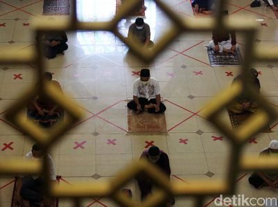 Potret Salat Jumat dengan Jaga Jarak di Masjid Agung Al Barkah