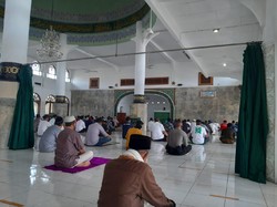 2 Jemaah Salat Jumat di Masjid Agung Banjar Reaktif Rapid Test