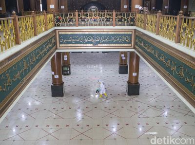 Usai Salat Jumat, Masjid Al Barkah Bekasi Langsung Disterilisasi