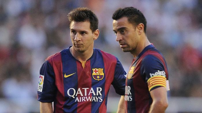 Messi Xavi MADRID, SPAIN - OCTOBER 04: Xavi Hernandez (R) and Lionel Messi line-up a free kick during the La Liga match between Rayo Vallecano de Madrid and FC Barcelona at Estadio Teresa Rivero on October 4, 2014 in Madrid, Spain. (Photo by Denis Doyle/Getty Images)