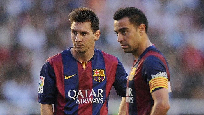 MADRID, SPAIN - OCTOBER 04:  Xavi Hernandez (R) and Lionel Messi line-up a free kick during the La Liga match between Rayo Vallecano de Madrid and FC Barcelona at Estadio Teresa Rivero on October 4, 2014 in Madrid, Spain.  (Photo by Denis Doyle/Getty Images)