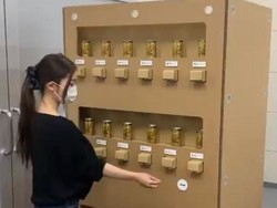 Unik! Di Jepang Ada Vending Machine yang Terbuat dari Kardus