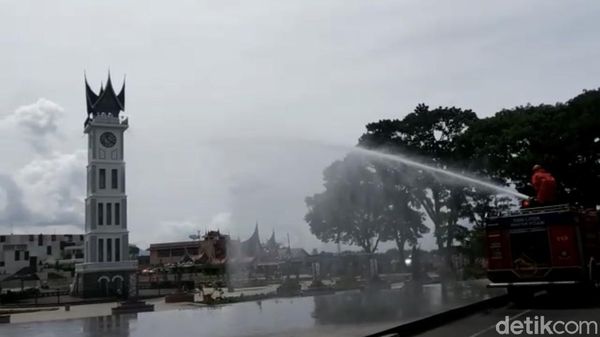 Jam Gadang Dibersihkan Jelang New Normal