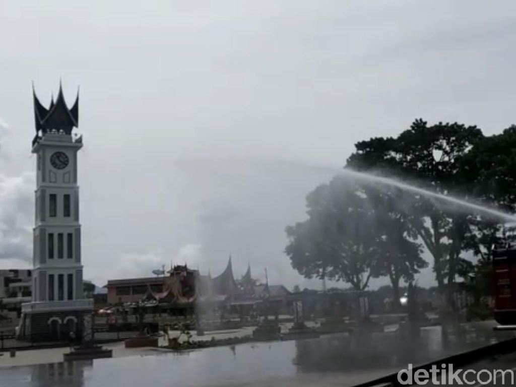 Jam Gadang Dibersihkan Jelang New Normal Jam Gadang Dibersihkan Jelang New Normal