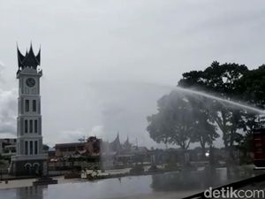 Jam Gadang Dibersihkan Jelang New Normal Jam Gadang Dibersihkan Jelang New Normal