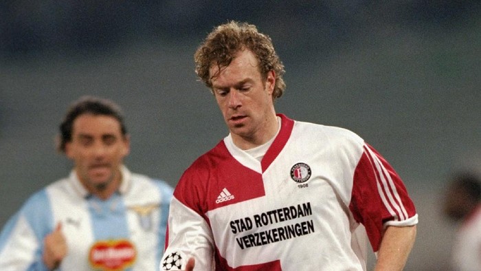 29 Feb 2000:  Bert Konterman of Feyenoord on the ball during the UEFA Champions League group D match against Lazio at the Stadio Olimpico in Rome. Feyenoord won 2-1.  Mandatory Credit: Michael Steele /Allsport